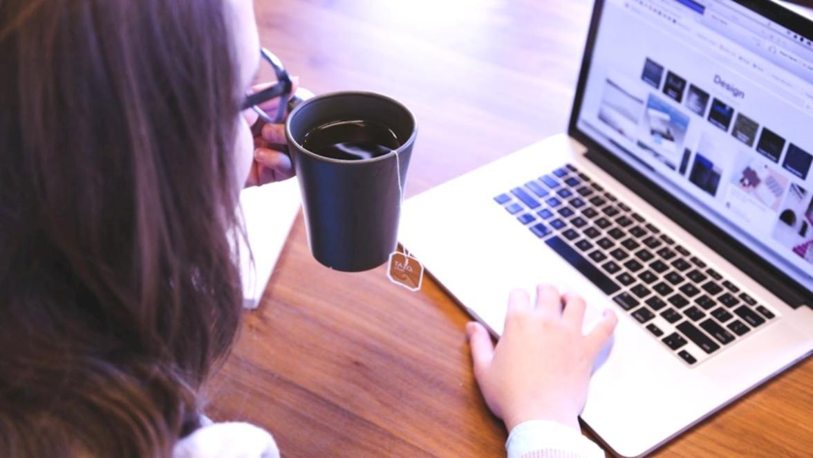 Radni prostor s financijskim dokumentima i digitalnim alatima